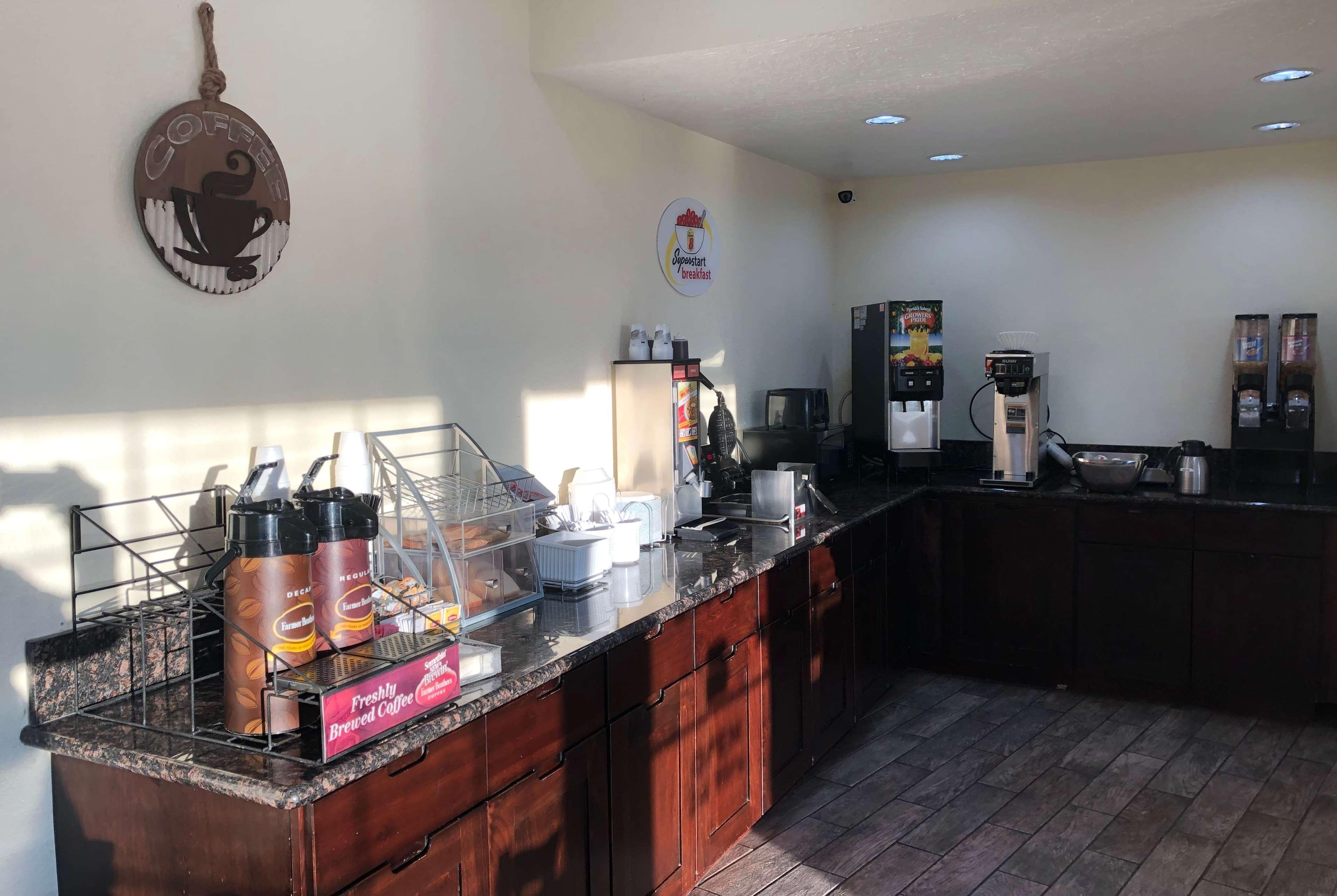 Super 8 By Wyndham Ontario Motel Luaran gambar