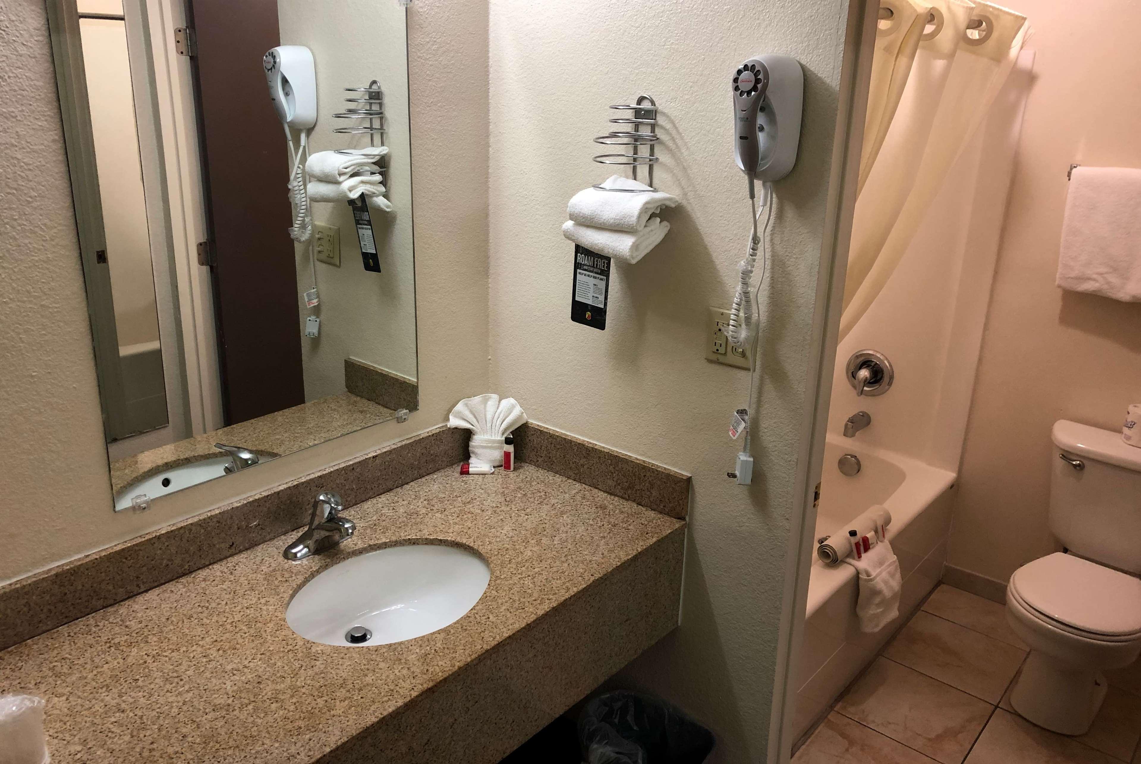 Super 8 By Wyndham Ontario Motel Luaran gambar