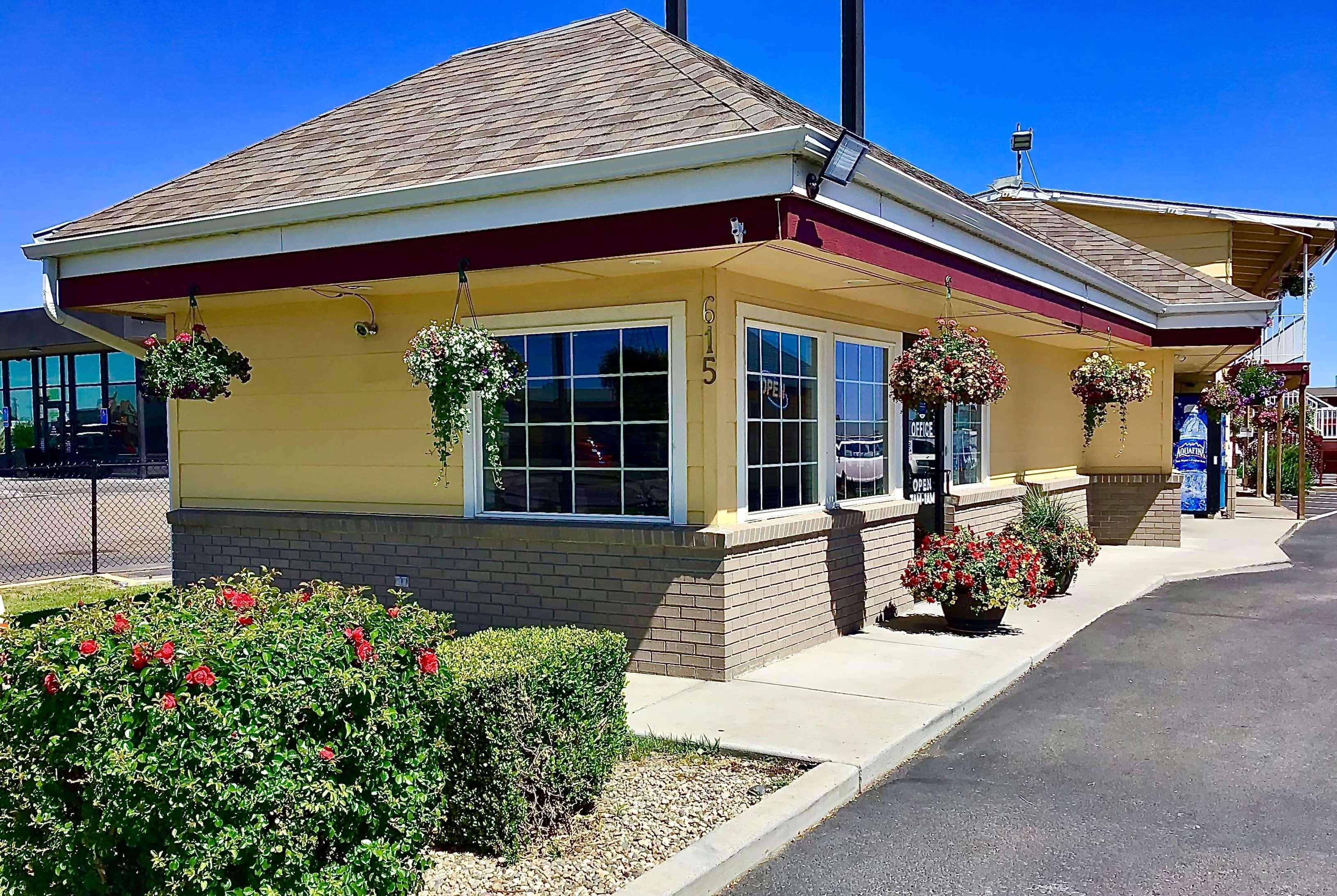 Super 8 By Wyndham Ontario Motel Luaran gambar