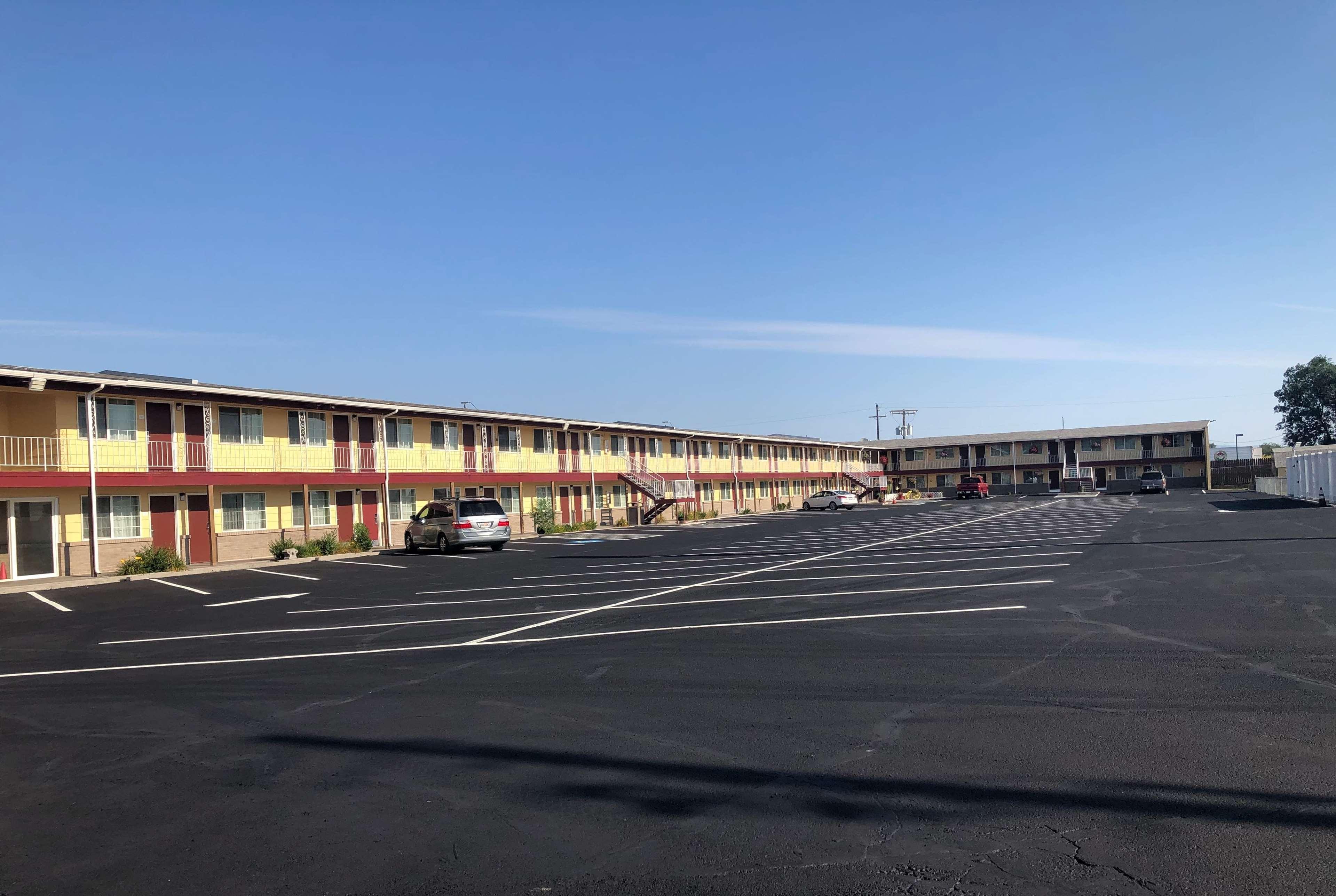 Super 8 By Wyndham Ontario Motel Luaran gambar
